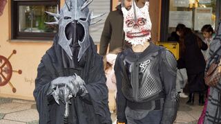 Marlon (links) als Hexenkönig von Angmar aus dem Herr der Ringe und sein Freund Silas als Dämon.