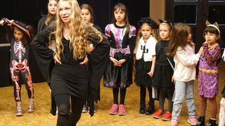 Verkleidet als Fledermaus führt Jamie Lee Imhof (vorne) die kleinen Geister durch das Programm