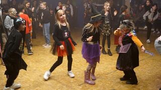 Im Hexenkessel wird fröhlich gefeiert und getanzt