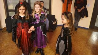 Naja, Ida und Heidi: zwei rote Hexen und ein Skelett