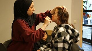 Schminkstation: Vor allem blutig muss es sein