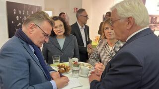 "MM"-Redakteur Konstantin Groß (l.) im Gespräch mit dem Bundespräsidenten (v. r.), seiner Frau Elke Büdenbender und Andrea Nahles.