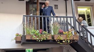 Der Bundespräsident auf dem Weg zur Geburtswohnung Eberts.