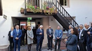 Im Hof des Geburtshauses begrüßt die Kuratoriumsvorsitzende Andrea Nahles den Bundespräsidenten und seine Frau.