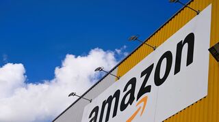 Zu Amazon gehört neben dem Handelsgeschäft auch die Cloud-Sparte AWS. (Archivbild)