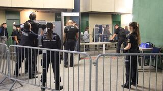 Prozessbeobachter und Journalisten müssen sich einer umfangreichen Kontrolle unterziehen. Erst dann dürfen sie den Gerichtssaal betreten.