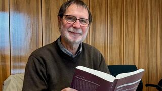 Pfarrer Dr. Herbert Anzinger mit seinem Buch über Georg Friedrich Schlatter, Pfarrer und Freiheitskämpfer.