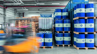 Fuchs-Fässer in einer Lagerhalle.