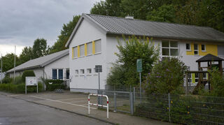 Die Kita Rosengarten (vorne) und das Dorfgemeinschaftshaus (hinten) bilden einen Gebäudekomplex.