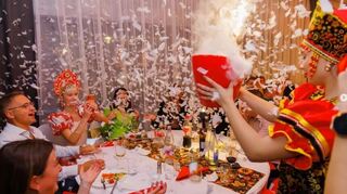 Im Kalina wird zum Abendbuffet russische Kultur präsentiert.