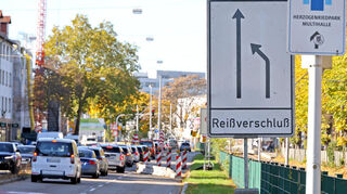 Fahrbahnverengung vor der Fahrspurverengung: Kurz vor der Mannheimer BBC-Brücke reguliert ein neues Hindernis den Verkehr.