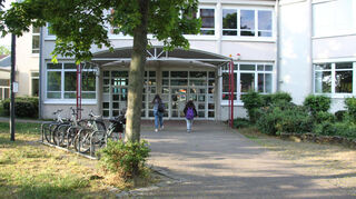 Der Vorfall mit einem weißen Lieferwagen sorgte an der Friedrich-Fröbel-Schule in Viernheim für große Aufregung. Mittlerweile hat sie sich gelegt.