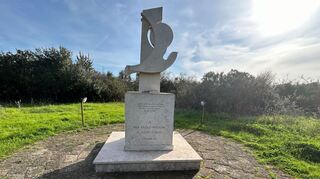 Am Ort des Verbrechens erinnert ein Denkmal an den Regisseur. (Archivbild)