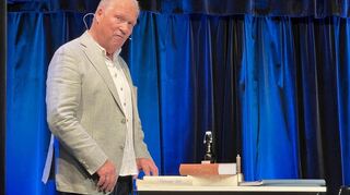 Mit 75 Jahren ist der Kabarettist Thomas Freitag zwar auf Abschiedstournee, aber in großer Form.