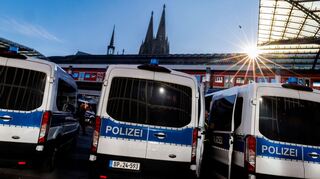Am Kölner Bahnhof prügelten sich zahlreiche Fans von Schalke und Dortmund. (Archivbild)