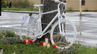 In der Mitte der Kreuzung Wingertsbuckel/Am Aubuckel steht seit Samstag das zweite Ghost Bike in Mannheim. Das erste wurde im Juli an der BBC-Brücke aufgestellt, nachdem sich dort ebenfalls ein tödlicher Radunfall ereignet hatte.