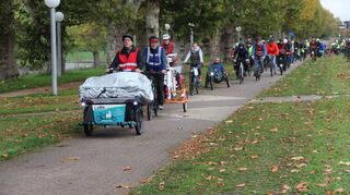 An der Gedenkfahrt für Christopher Groth nehmen am Samstag rund hundert Menschen teil. Sie fahren vom Haupteingang des Universitätsklinikums, wo Christopher Groth arbeitete, zur Unfallstelle nach Feudenheim.