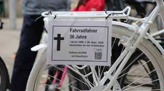 Eine Gedenktafel am Ghost Bike weist anonym auf Christopher Groth hin, der Ende September in Feudenheim von einem Auto erfasst und tödlich verketzt worden ist.