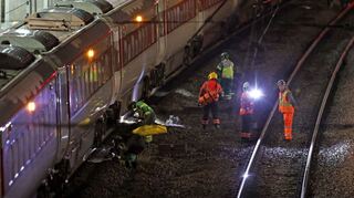 Mehrere Menschen sind bei einem Angriff in einem Zug in England verletzt worden.