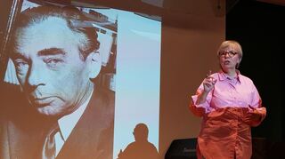 Yvonne Weber spricht im Florian-Waldeck-Saal über den Schriftsteller Erich Kästner