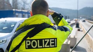 Die Zahl der Asylerstanträge ist zurückgegangen - das Bundesinnenministerium führt das auch auf Grenzkontrollen zurück. (Symbolbild)