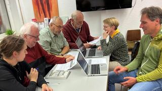 Der Arbeitskreis „Euthanasie in Seckenheim“ bespricht weitere Rechercheergebnisse mit Pfarrer Victor vom Hoff (rechts).