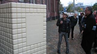 Ein mobiles Mahnmal für die Opfer der NS-Zwangssterilisationen wurde bereits 2013 vom Arbeitskreis Justiz angeregt, von Michael Volkmar geschaffen und vom damaligen Oberbürgermeister Peter Kurz (v.l.) enthüllt. Die Aufarbeitung der NS-Krankenmorde folgte einige Jahre später.