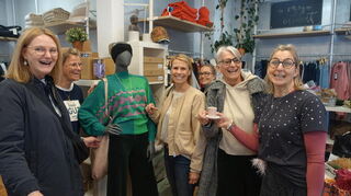 Ein lustiges Einkaufsvergnügen in der Boutique „Me & More“ – die Inhaberinnen Claudia Mehnert (r.) und Pamela Radatz (2.v.l.) mit Kundinnen.