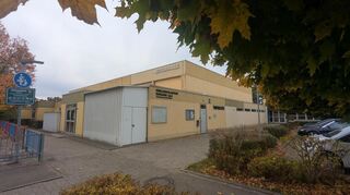 Die Neckarhalle in Ilvesheim. Hier finden nicht nur Sportveranstaltungen statt. Auch der "Mannheimer Morgen" hat hier schon einmal einen Diskussionsabend zur Bürgermeisterwahl 2023 abgehalten. Auf dem vorgelagerten Kabinentrakt (hier im Vordergrund sichtbar) sollen die neuen Wärmepumpen aufgebaut werden.