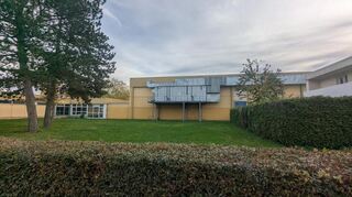 So sieht aktuell die Nordseite der Neckarhalle aus. Die heute gut sichtbaren technischen Anlagen sollen von hier verschwinden und auf die andere Seite wandern, um künftigen Bewohnern des Areals rund um die Halle die Lärmbelästigung zu ersparen.