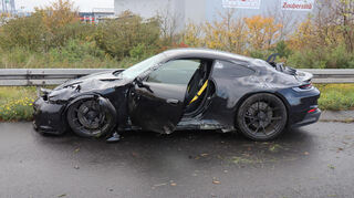 Schwer beschädigter Porsche nach Unfall auf der A61 bei Hockenheim.