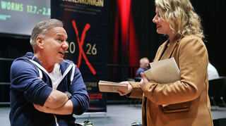 Reporterin Tanja Capuana im Gespräch mit Intendant Nico Hofmann.