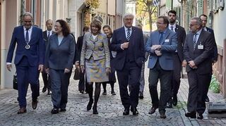 Zu Fuß legen Bundespräsident Frank Walter Steinmeier (vorne, 3. v. r.) und seine Frau Elke Büdenbender (zu seiner Linken) den Weg zur Gedenkstätte zurück, begleitet von Oberbürgermeister Eckart Würzner (l.) und Andrea Nahles (rechts von ihm).