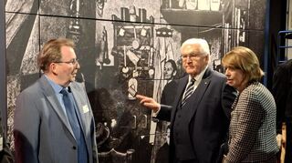 Beeindruckt zeigt sich der Bundespräsident von der Darstellung des Lebensweges von Ebert, den Gedenkstätten-Leiter Bernd Braun (l.) erläutert.