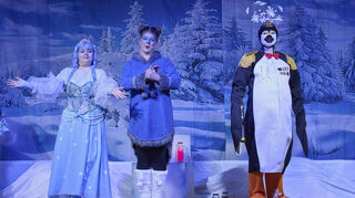 Lizzy, Wintertroll Casimira und General Eisfuß bestehen Abenteuer im neuen Stück der Theatergruppe „Kleiner Bär & Company“, das im Bürgerzentrum in Biblis zu sehen war.