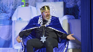 Der Schneekönig ist nicht erfreut über das ganze Durcheinander um Lizzy, die kleine Winterhexe. Das Stück wurde im Bibliser Bürgerzentrum von der Theatergruppe „Kleiner Bär & Company“ gezeigt.