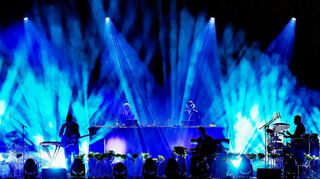 Peter Kruder (am Mischpult links) und Richard Dorfmeister (am Mischpult rechts) spielen mit Band bei Enjoy Jazz im Congress Center in Heidelberg.