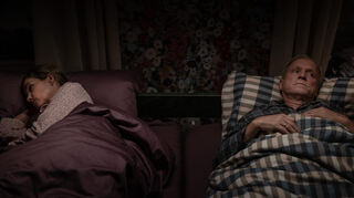 Rita (Anke Engelke, links) und Hans (Ulrich Tukur) haben sich entfremdet. Eine Szene des Films „Dann passiert das Leben“.