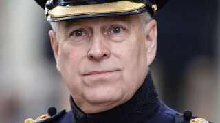 Andrew verliert auch seinen letzten militärischen Titel.