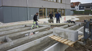 Am Außengelände vor der Schule in den Weschnitzauen wird noch fleißig gearbeitet. Hier soll ein Holzpodest entstehen.