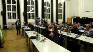 Die Teilnehmer der Fachtagung in der Aula des Karl-Friedrich-Gymnasiums.