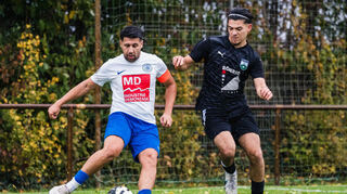 FCA-Kapitän Ibrahim Cephaneci (l.), hier gegen Heppenheims Emirhan Efe, ist sich sicher, dass das Team zu gut für den Abstiegskampf ist.