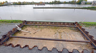 Blick von der Rampe in Ladenburg auf das gegenüberliegende Ufer mit ersten Pfeilern der neuen Neckarbrücke (L 597), rechts im Hintergrund das Stauwehr.