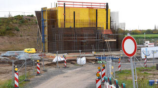 Hier entsteht nach und nach das Widerlager der neuen Neckarbrücke in Neckarhausen.