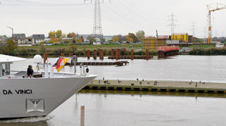 Der Schiffsverkehr auf dem Neckar bleibt von den Brückenbauarbeiten zwischen Ladenburg und Neckarhausen (hinten) weitgehend unberührt.