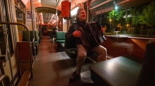 Historische Straßenbahnen verkehren als Shuttlezüge – mit Musik – zwischen den Stadtteilen.