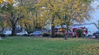 Die Drehleiter war nicht in erster Linie dazu vor Ort, den Brand von auen zu löschen, sondern um Personen aus dem Hochhaus retten zu können.