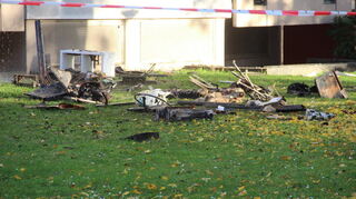 Teile der Fassade und Gegenstände aus der Brand-Wohnung in der zwölften Etage warfen die Feuerwehrleute auf die Wiese hinter dem Hochhaus am Potsdamer Weg.