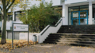 Ein krisengeschüttelter Ort: Der Alltag an der Karolina Burger Realschule Plus (Haupteingang) im Ludwigshafener Stadtteil Mundenheim ist von Misstrauen, Gewalt und Angst geprägt. Vergangene Woche gab es hier einen Amok-Alarm.