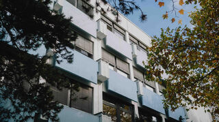 Regelmäßig explodieren nach Angaben von Lehrkräften Böller im und außerhalb des Schulgebäudes.